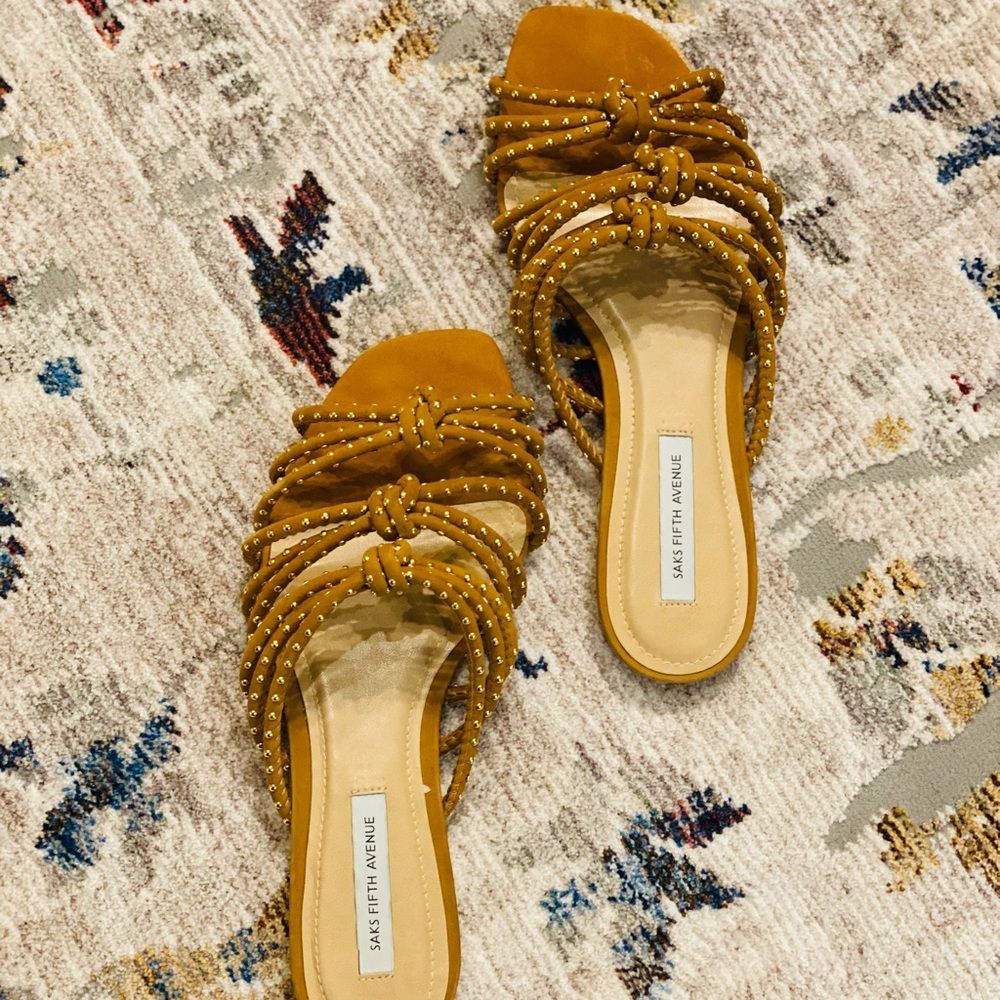 SAKS FIFTH AVE BRAND FLATS